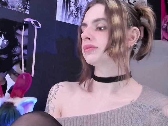 le modèle yorogumo est en webcam porno dans un show sur le site bongacams, il possède les tags suivants: White/Caucasian,Blonde,Shaved