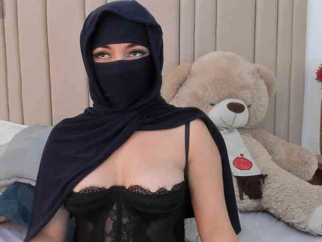 izadii Live Webcam on BongaCams