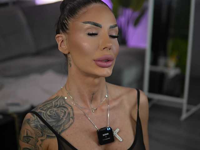 RaquelleVon's BongaCams show and profile