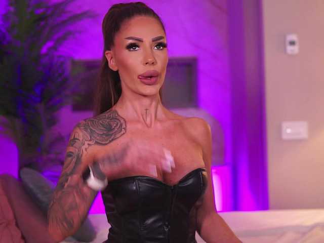 RaquelleVon live cam on BongaCams