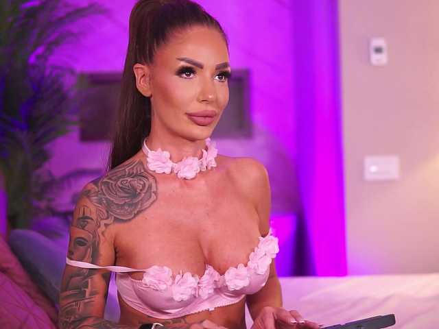 RaquelleVon live cam on BongaCams