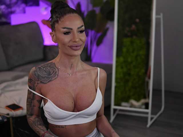 RaquelleVon's BongaCams show and profile