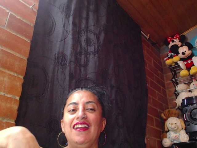 le modèle AlexandrinaFenix est en webcam porno dans un show sur le site bongacams, il possède les tags suivants: Latino/Hispanic,Brunette,Shaved