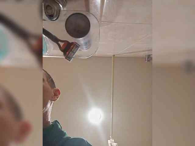 MalchikVZhopePalchik