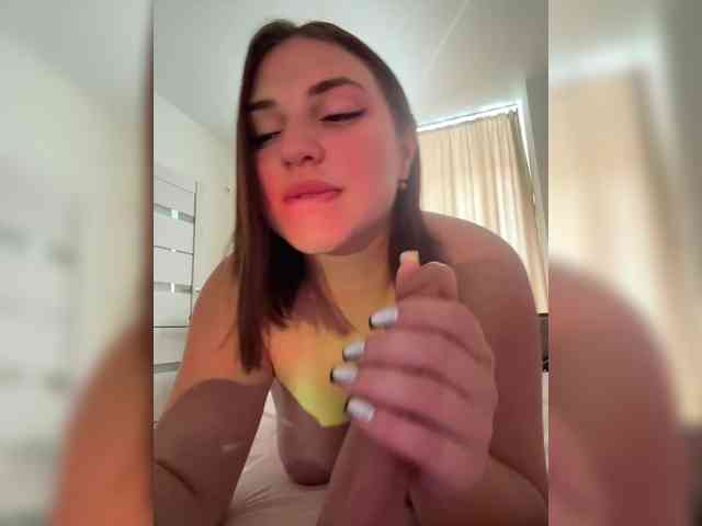 -monika-'s cam show statistics and live stream