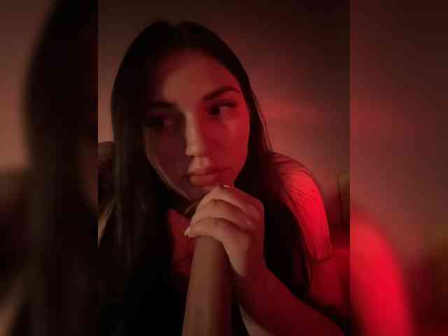 Questo modello è in diretta ora. -Monika-