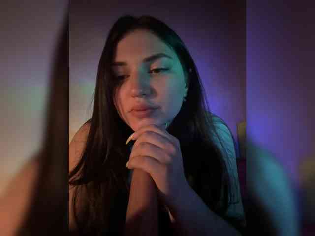 Questo modello è in diretta ora. -Monika-