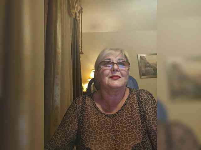 KarinkaSweet live female cam on bongacams