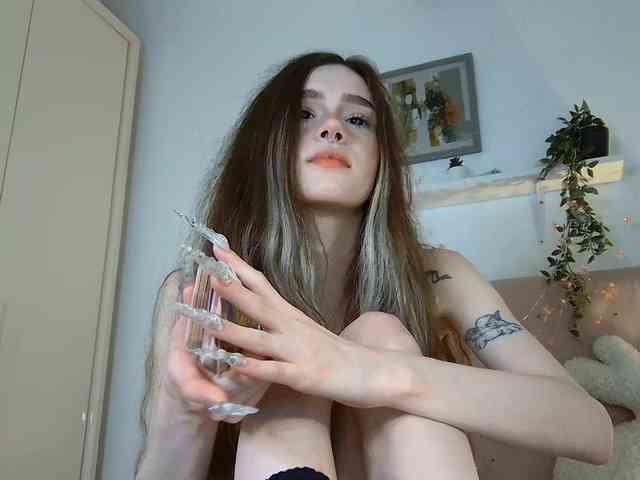 BrokenDoll666 webcam
