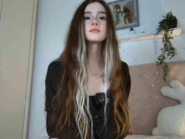 BrokenDoll666 webcam
