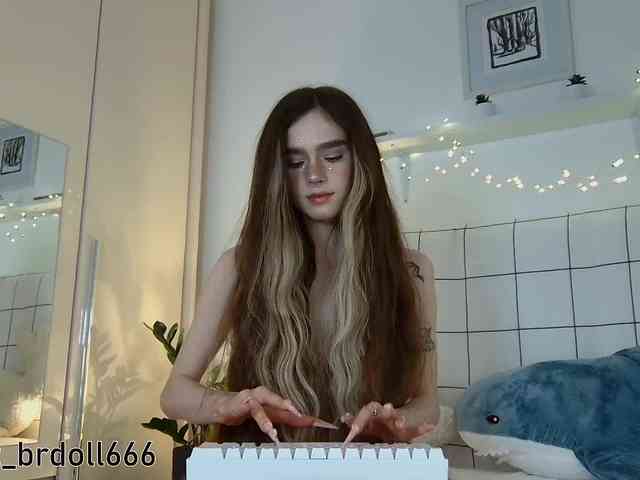 BrokenDoll666 webcam