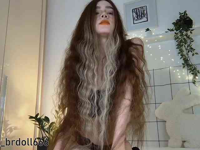 BrokenDoll666 webcam