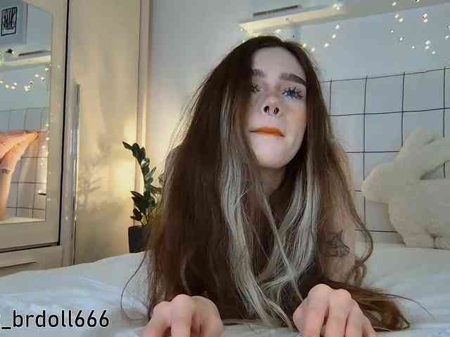BrokenDoll666 webcam