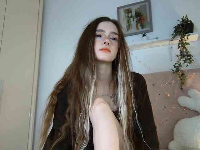 BrokenDoll666 webcam