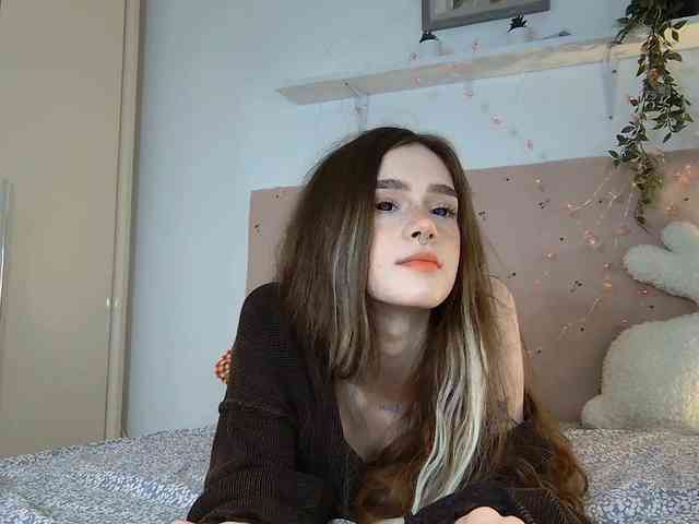 BrokenDoll666 webcam