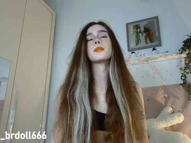 BrokenDoll666 webcam