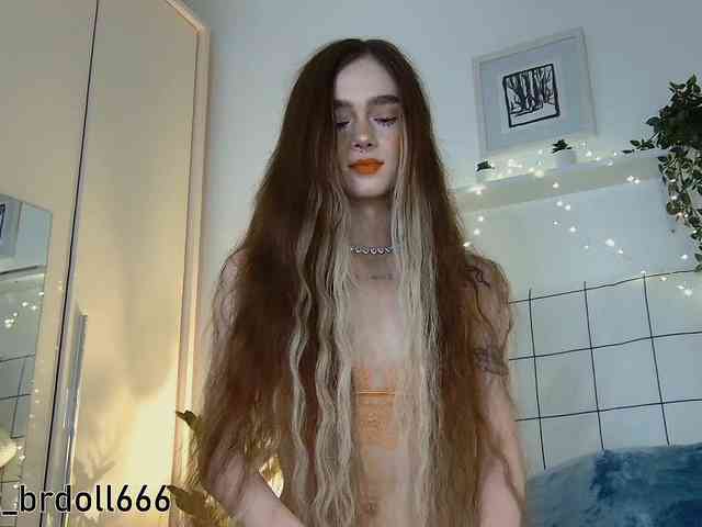 BrokenDoll666 webcam