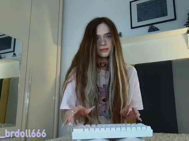 BrokenDoll666 webcam