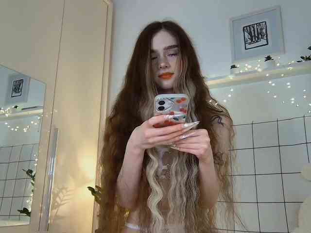 BrokenDoll666 webcam