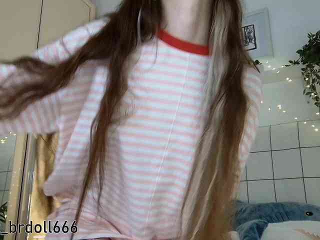 BrokenDoll666 webcam