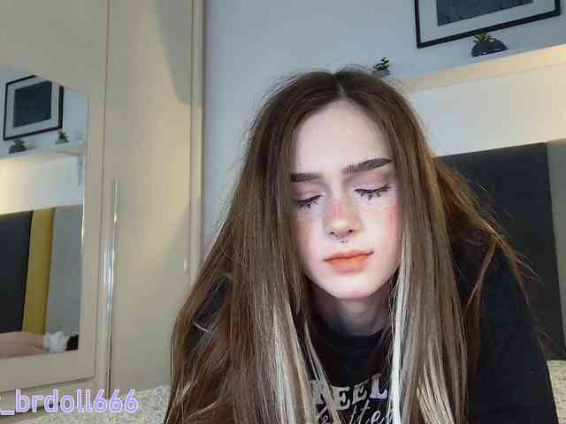 BrokenDoll666 webcam
