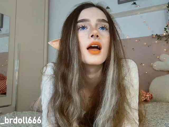 BrokenDoll666 webcam