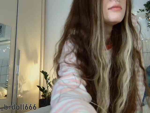 BrokenDoll666 webcam