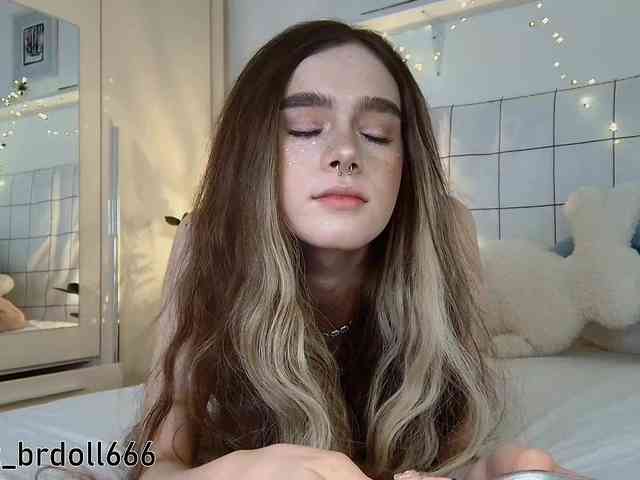 BrokenDoll666 webcam