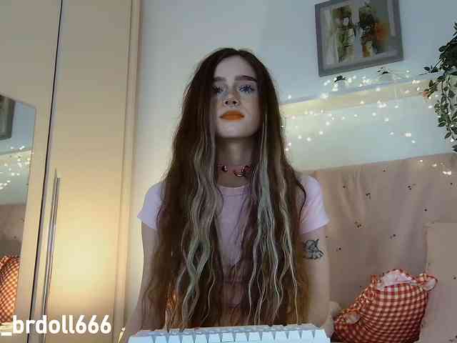 BrokenDoll666 webcam