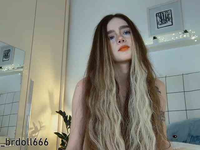BrokenDoll666 webcam
