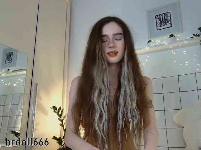 BrokenDoll666 webcam