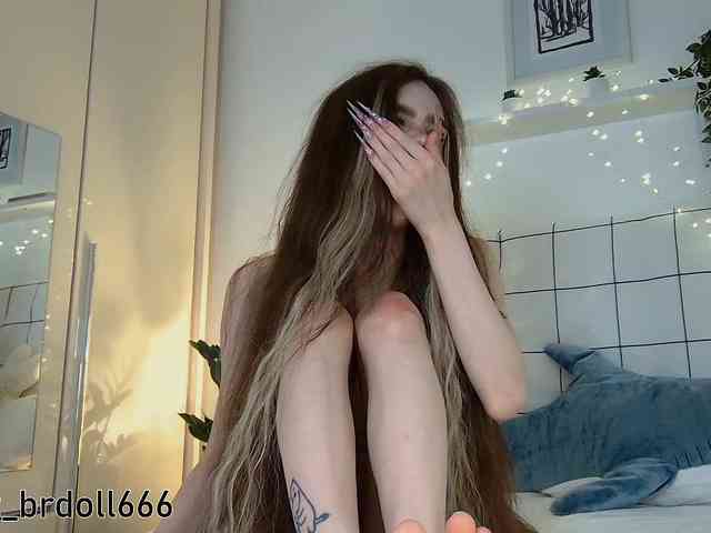 BrokenDoll666 webcam