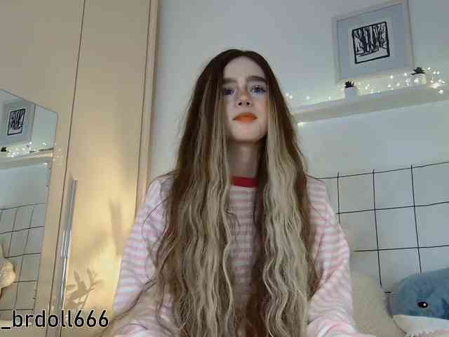 BrokenDoll666 webcam