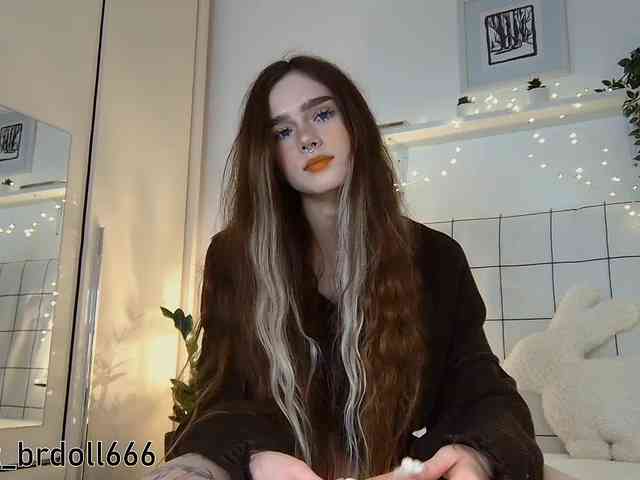 BrokenDoll666 webcam