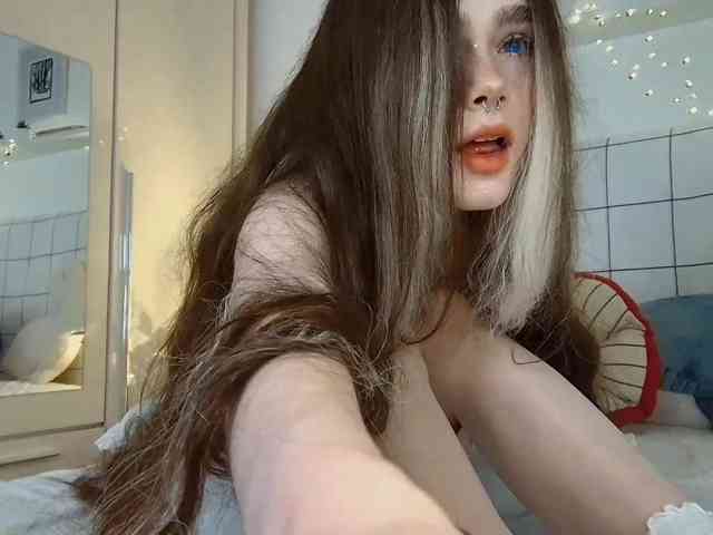 BrokenDoll666 webcam