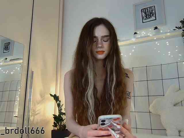 BrokenDoll666 webcam