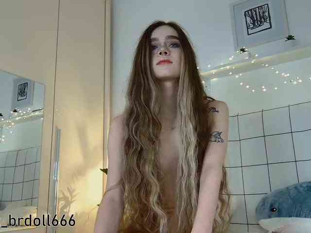BrokenDoll666 webcam