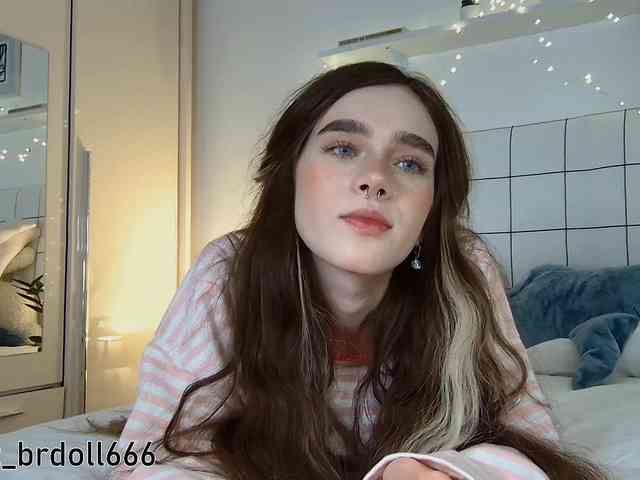 BrokenDoll666 webcam