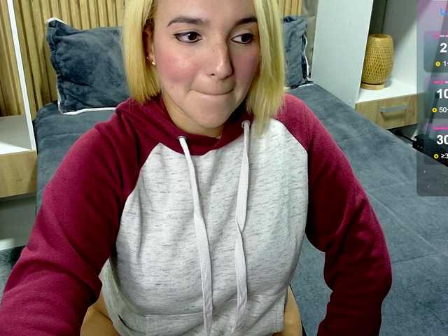 LadySweet17 live cam on BongaCams