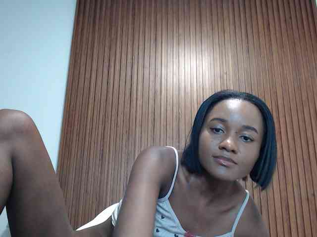 KrystalMilani webcam