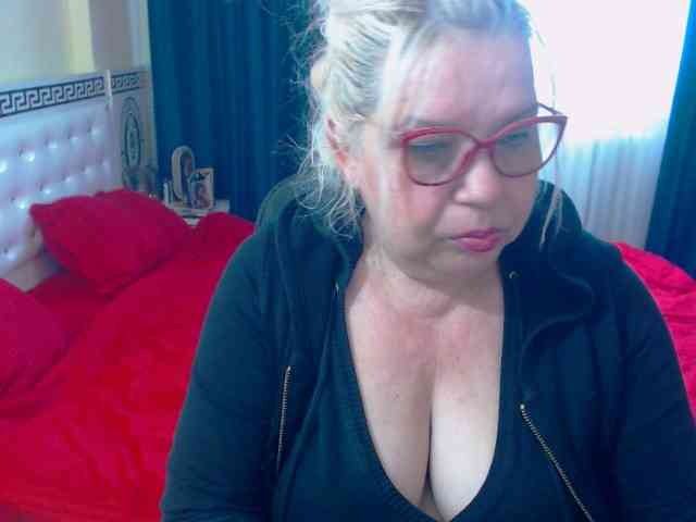 SonyaHotMilf webcam