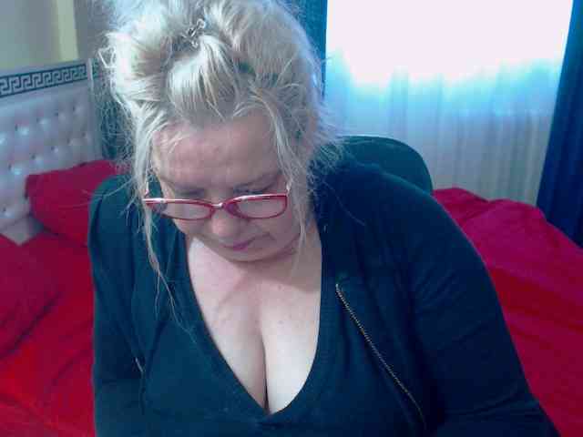 SonyaHotMilf webcam