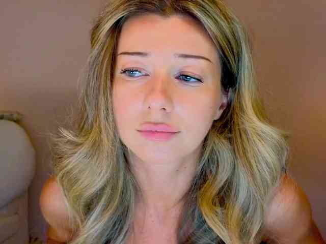 Lenamuti's cam show statistics and live stream