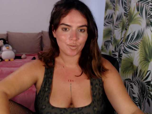 RianaCrystal live cam on BongaCams