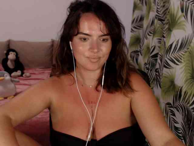 RianaCrystal Live Webcam on BongaCams