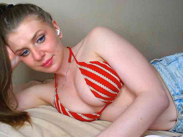 Acest model este live acum. aliceTurner21