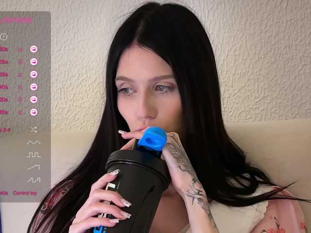 le modèle _SweetZoe_ est en webcam porno dans un show sur le site bongacams, il possède les tags suivants: White/Caucasian,Brunette,Hairy