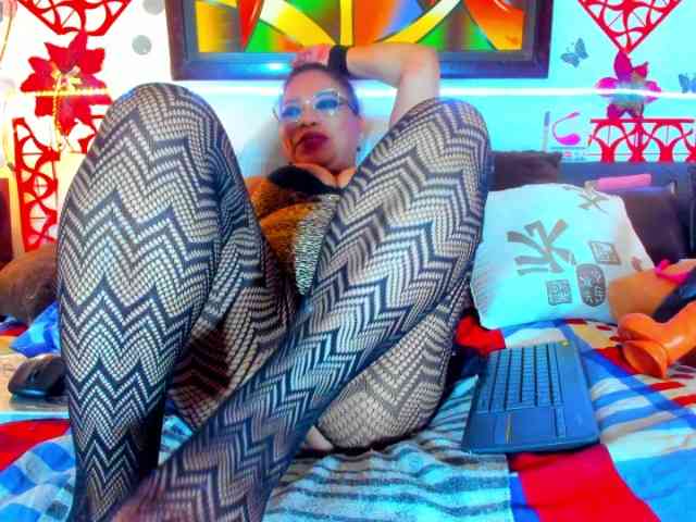 XxXbrunettesquirtxXx webcam