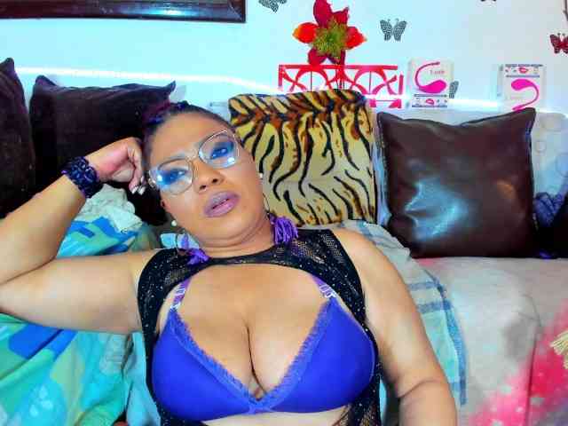 XxXbrunettesquirtxXx webcam