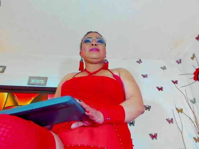 XxXbrunettesquirtxXx webcam